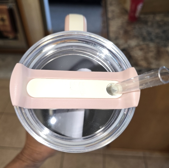 Stanley Quencher H2.0 Peach Gloss Whip 40 oz - Picture 3 of 5